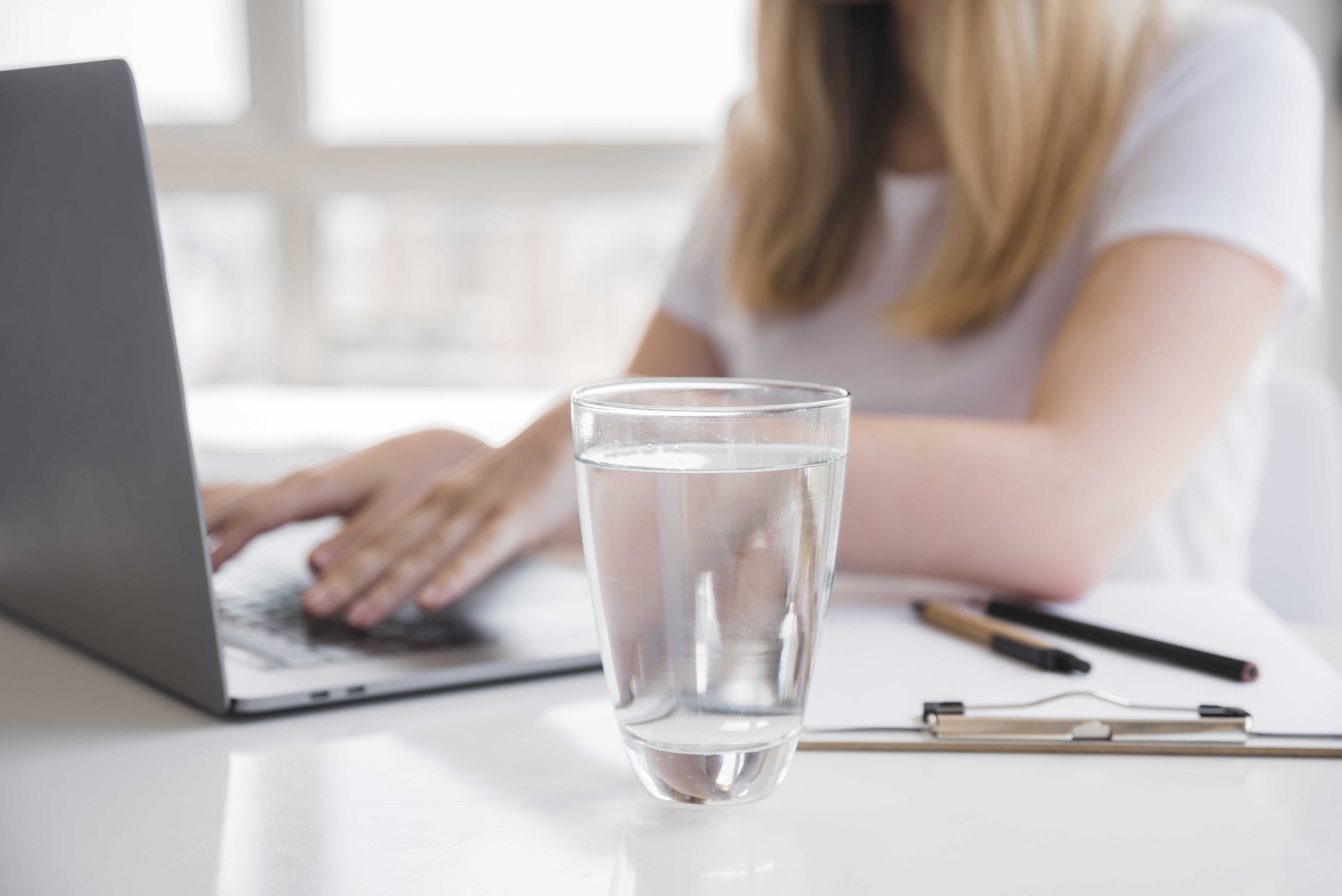 fille-en-bonne-sante-a-l-aide-d-un-ordinateur-portable-avec-un-verre-d-eau fille-en-bonne-sante-a-l-aide-d-un-ordinateur-portable-avec-un-verre-d-eau